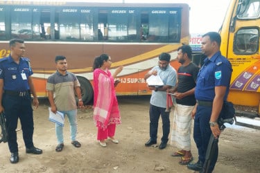 দূষণবিরোধী অভিযানে জরিমানা ও কালো ধোঁয়া নির্গমনকারী যানবাহনের বিরুদ্ধে ব্যবস্থা