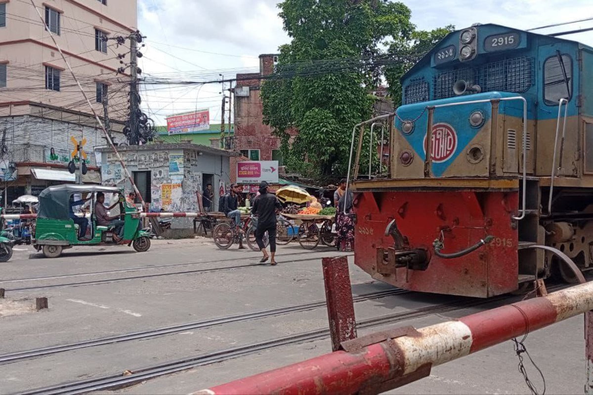 ফেনীতে মৃত্যুঝুঁকি নিয়ে রেলগেইট পারাপার, ২৭ কিলোমিটারে ১২টি অনুমোদনহীন ক্রসিং