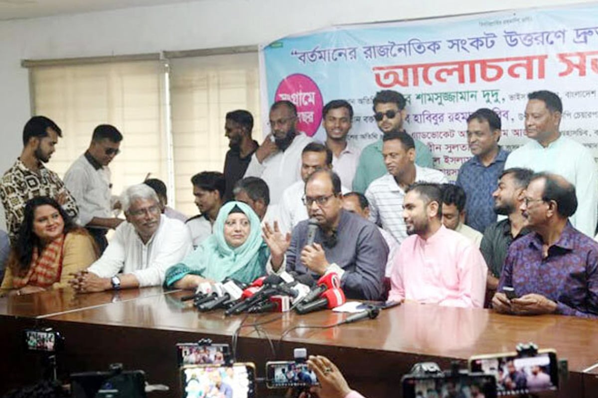 সরকারের পাশে আছি, প্রধান উপদেষ্টার পদত্যাগ চাই না : দুদু
