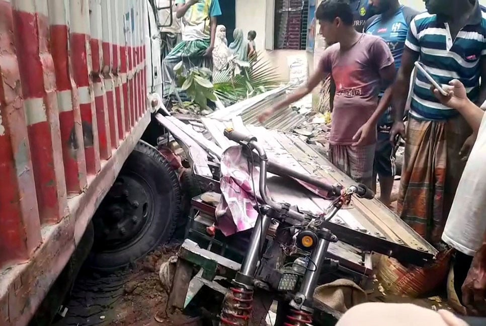 লক্ষ্মীপুরে পৃথক সড়ক দুর্ঘটনায় ২ জনের মৃত্যু