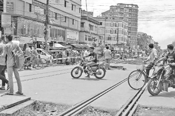 ২৭ কিলোমিটার রেললাইনে অনুমোদনহীন ১২ ক্রসিং