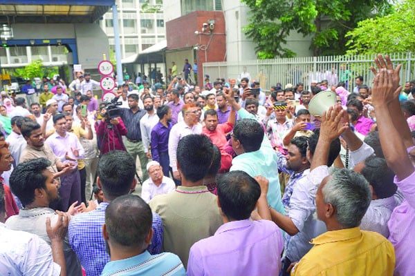 আন্দোলনে উত্তপ্ত সচিবালয় কাজে স্থবিরতা
