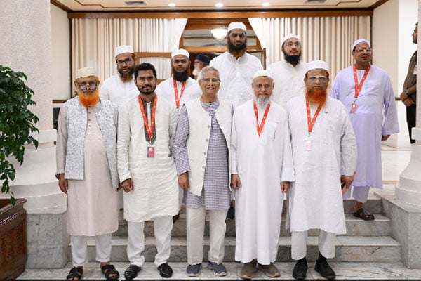 প্রধান উপদেষ্টার সঙ্গে রাজনৈতিক দলের প্রতিনিধিদের ফটোসেশনে