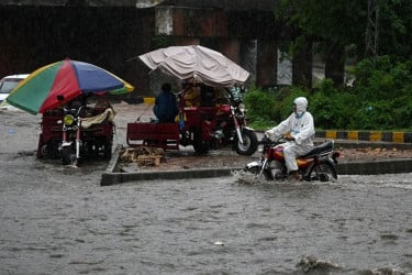 পাকিস্তানে ঝড়-বৃষ্টিতে ১৩ জনের মৃত্যু, আহত ৯২