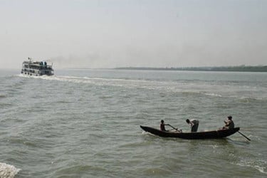 ঢাকাসহ ১০ অঞ্চলের নদীবন্দরে সতর্কতা সংকেত