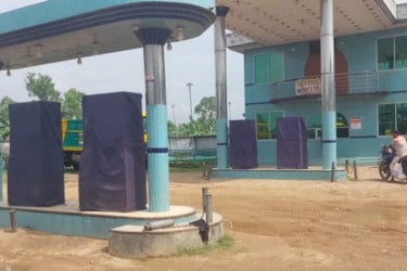 ১০ দাবিতে জয়পুরহাটে পেট্রল পাম্পে ধর্মঘট