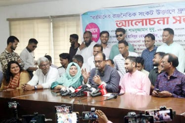 সরকারের পাশে আছি, প্রধান উপদেষ্টার পদত্যাগ চাই না : দুদু