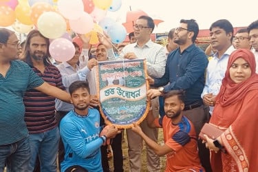 নওগাঁয় জেলা প্রশাসক গোল্ডকাপ ফুটবল টুর্নামেন্ট শুরু