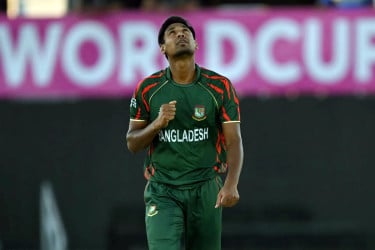 পাকিস্তান সফর থেকে ছিটকে গেলেন মোস্তাফিজ