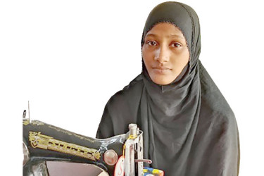 রিয়ার অভাবের সংসারে আলোর ঝলকানি