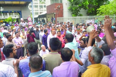 আন্দোলনে উত্তপ্ত সচিবালয় কাজে স্থবিরতা