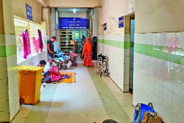 ডাস্টবিন ওয়াশরুমের পাশে রোগী