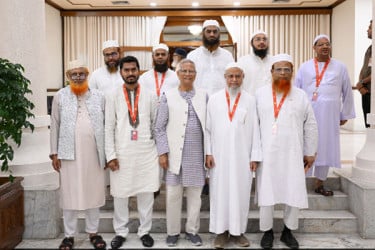 প্রধান উপদেষ্টার সঙ্গে রাজনৈতিক দলের প্রতিনিধিদের ফটোসেশনে