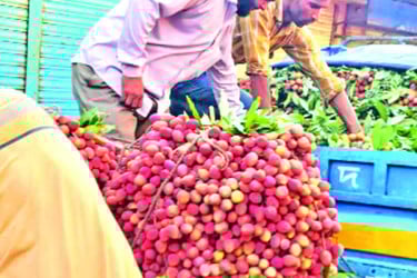 পাকা লিচুর রঙে রঙিন
