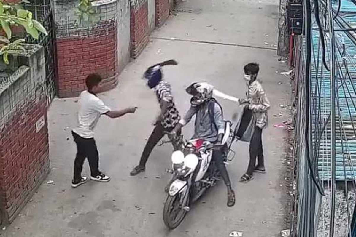 মগবাজারে প্রকাশ্যে ছিনতাই: ভিডিও ভাইরাল, কি বলছে ‍পুলিশ?
