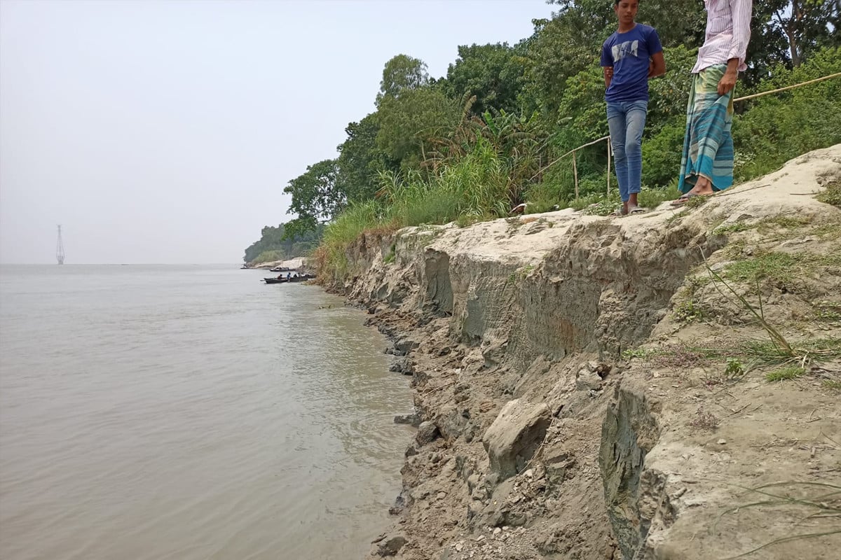 মানিকগঞ্জে ভাঙন আতঙ্কে নদীপাড়ের লোকজন
