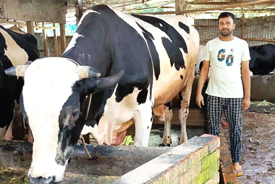 ফরিদপুরের ‘বাদশা’র নাস্তা আপেল-আঙ্গুর