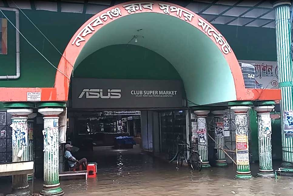 চাঁপাইনবাবগঞ্জে টানা বৃষ্টিতে বিপর্যস্ত জনজীবন