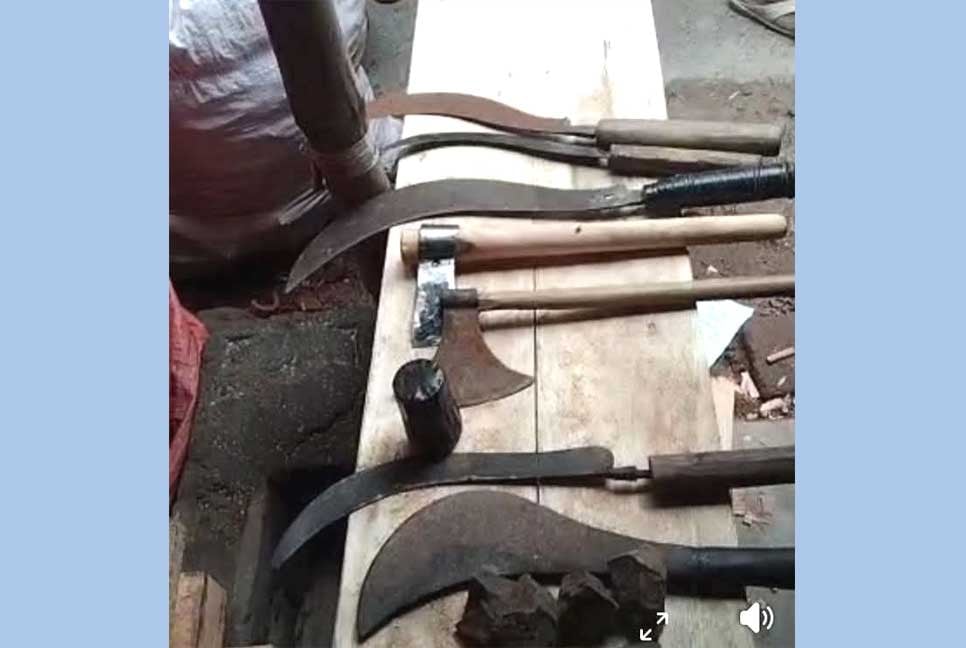 কালীগঞ্জে নিষিদ্ধ ছাত্রলীগকর্মীর দোকান থেকে ধারালো অস্ত্র উদ্ধার