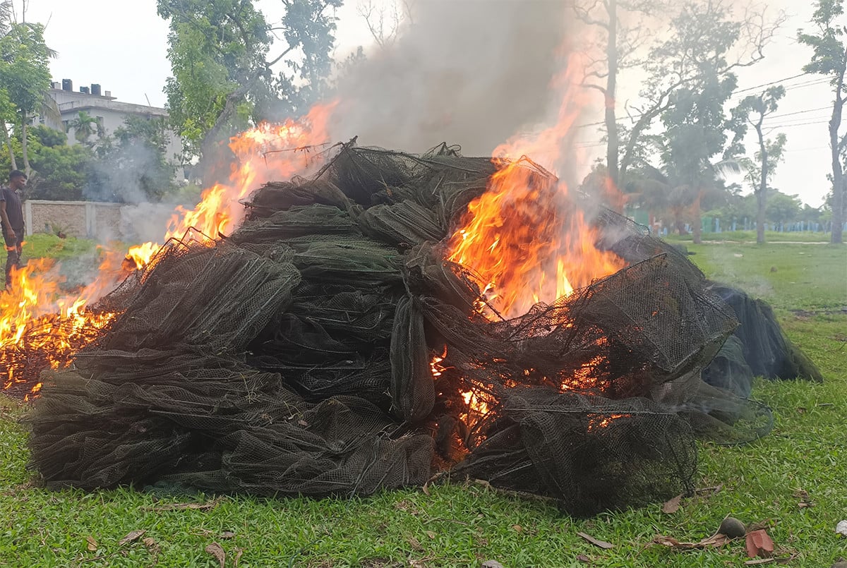পুড়ানো হলো সাড়ে ৫ হাজার মিটার চায়না দুয়ারী জাল