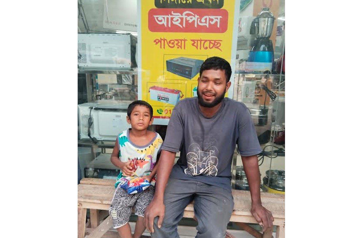 ট্রাফিক পুলিশের চেষ্টায় হারিয়ে যাওয়া শিশু ফিরে পেল বাবা-মাকে