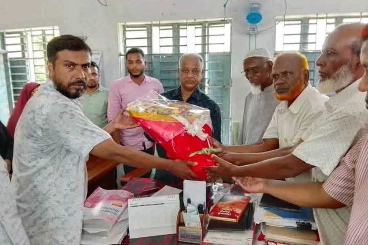 ৩৫ বছর চাকুরি করা শিক্ষককে বিদায় সংবর্ধনা