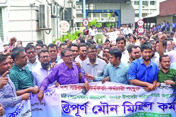 আন্দোলনে অবরুদ্ধ সচিবালয়