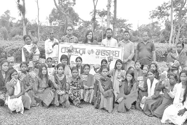 কিশোরী-নারীরা পেলেন স্যানিটারি ন্যাপকিন