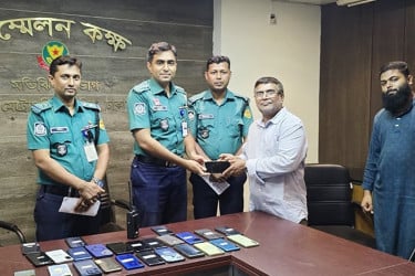 হারানো ৩৯টি মোবাইল ফিরিয়ে দেয়া হল প্রকৃত মালিকের কাছে