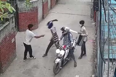 মগবাজারে প্রকাশ্যে ছিনতাই: ভিডিও ভাইরাল, কি বলছে ‍পুলিশ?