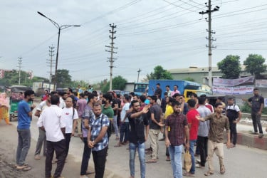 সাভারে বকেয়া বেতনের দাবিতে শ্রমিকদের সড়ক অবরোধ