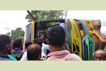 ঘোড়াঘাটে যাত্রীবাহী বাস খাদে পড়ে আহত ২০