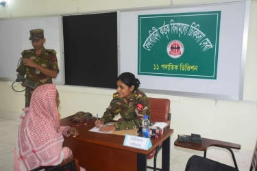সিরাজগঞ্জে সেনাবাহিনীর ফ্রি মেডিকেল ক্যাম্পে চিকিৎসা সেবা প্রদান