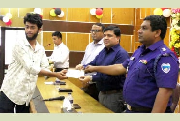 লক্ষ্মীপুরে জুলাই গণঅভ্যুত্থানে আহতরা পেল অনুদানের চেক