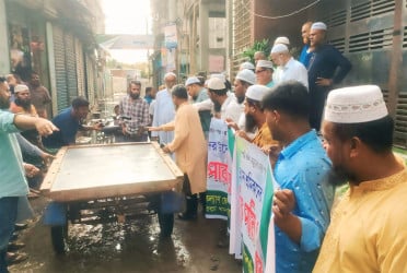 নারায়ণগঞ্জে শ্রমিক কল্যাণ ফেডারেশনের উদ্যোগে পানিবন্দি মানুষের পারাপারের ব্যবস্থা