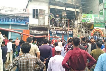 নাটোর শহরে অগ্নিকাণ্ডে দোকান ভস্মীভূত