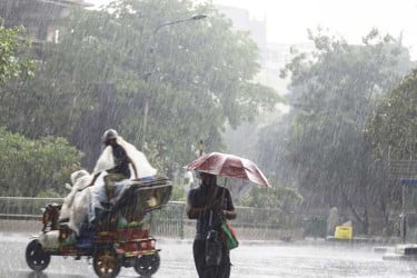 অতিভারী বৃষ্টিতে পাহাড় ধসের শঙ্কা