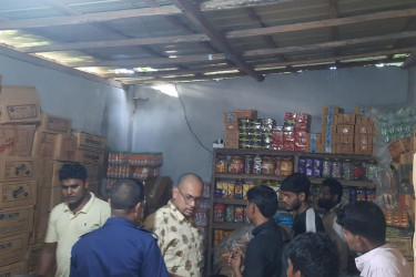 লালমনিরহাটে টিন কেটে গোডাউনে চুরি