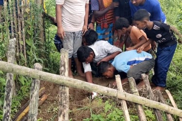 ঠাকুরগাঁওয়ে ৪ কবর থেকে কঙ্কাল চুরি