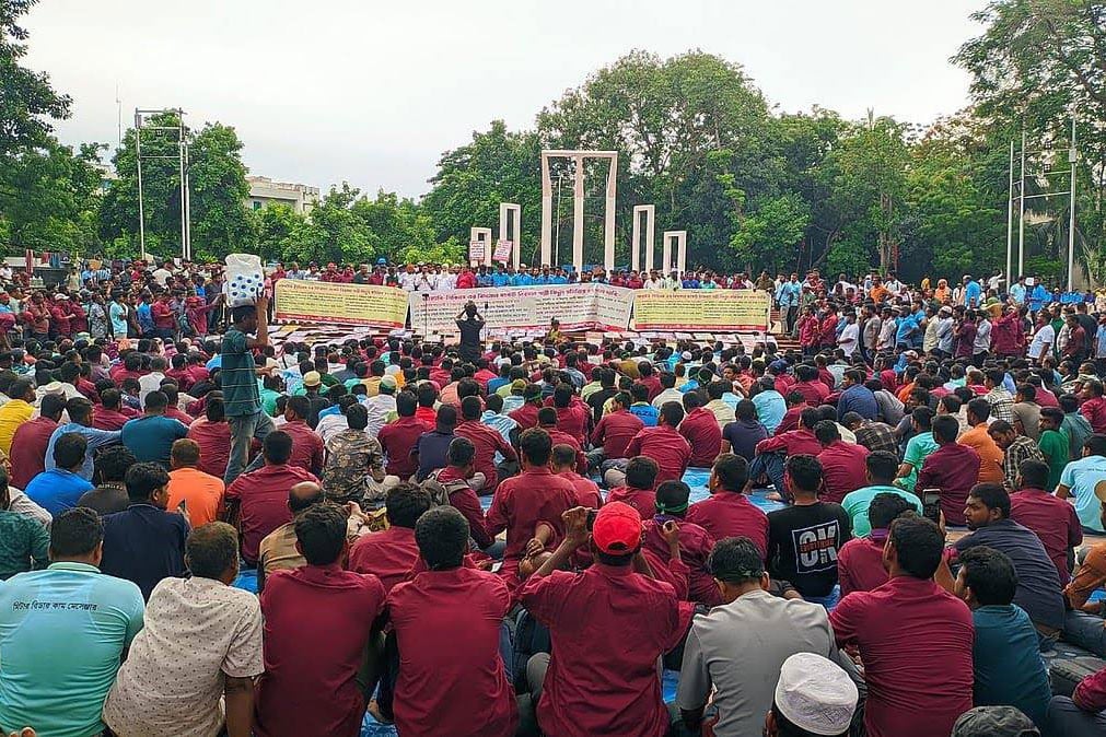 সারা দেশে পল্লী বিদ্যুৎ সমিতির কর্মকর্তা-কর্মচারীদের কর্মবিরতি