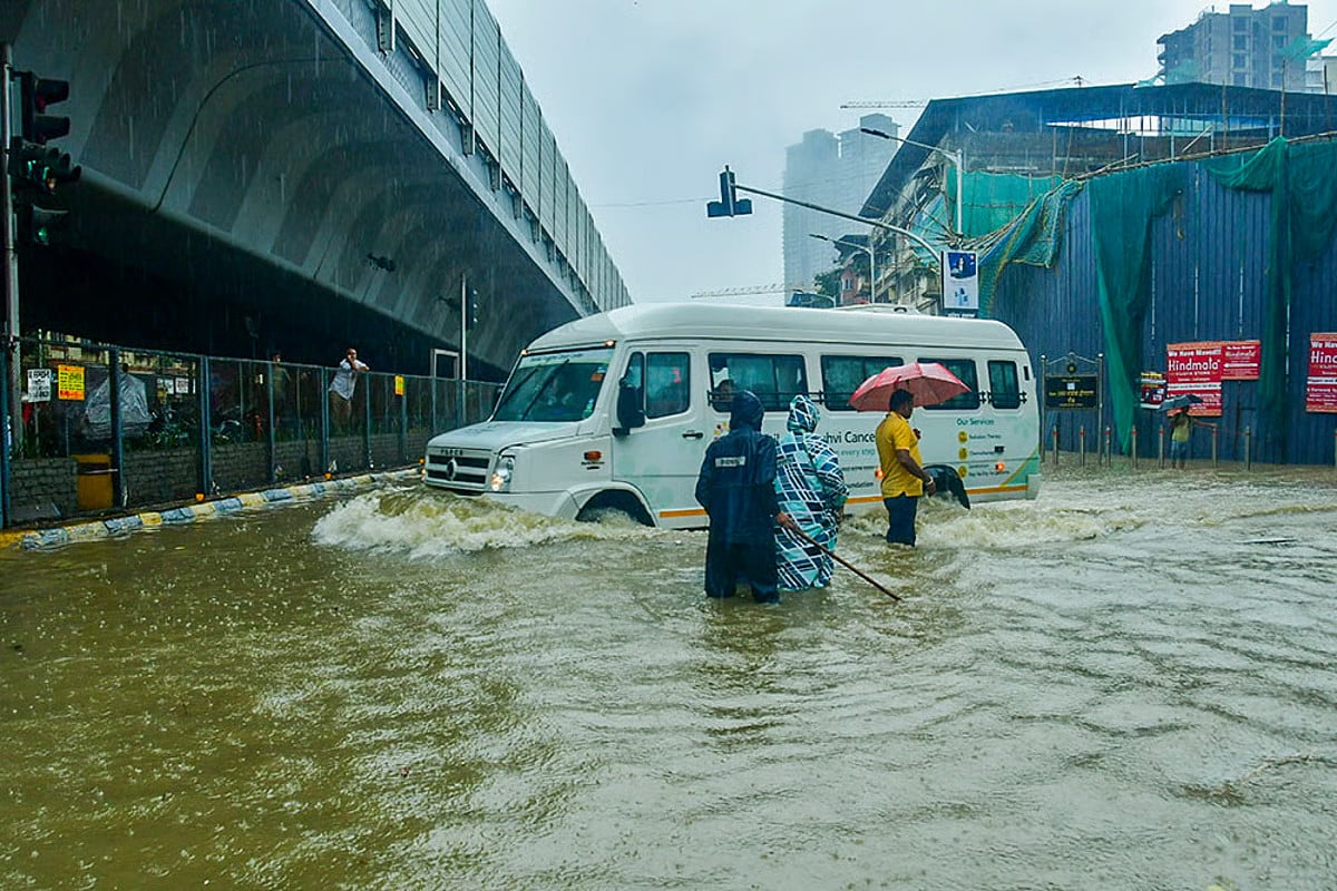 ভারী বৃষ্টিতে বিপর্যস্ত মুম্বাই, রেড অ্যালার্ট জারি
