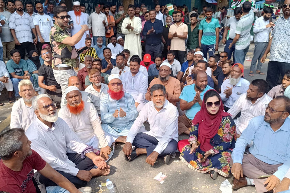 নগর ভবনের সামনে ইশরাক সমর্থকদের বিক্ষোভ