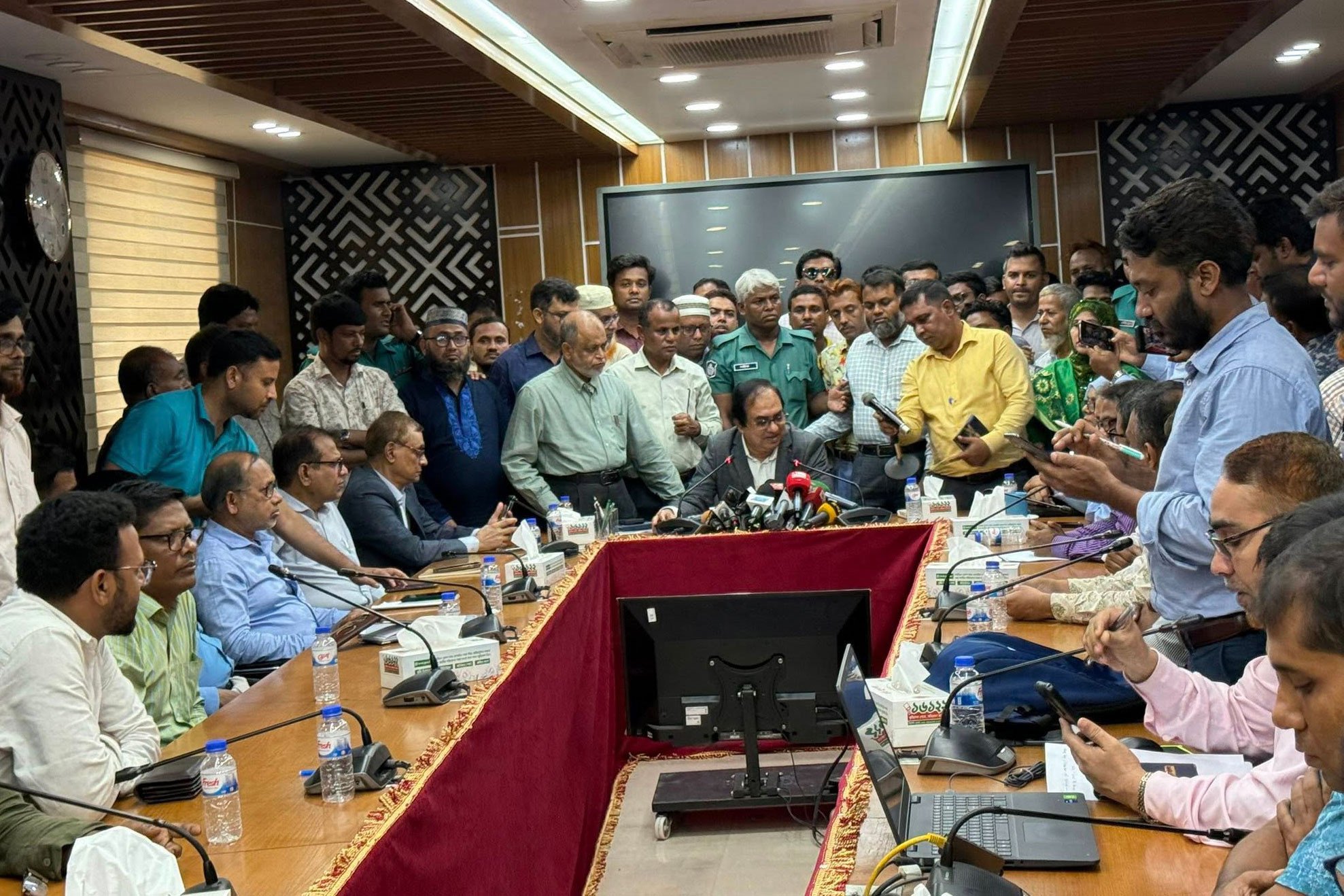 সরকারি চাকরি অধ্যাদেশ বাতিলের দাবিতে আগামীকালের আন্দোলন স্থগিত