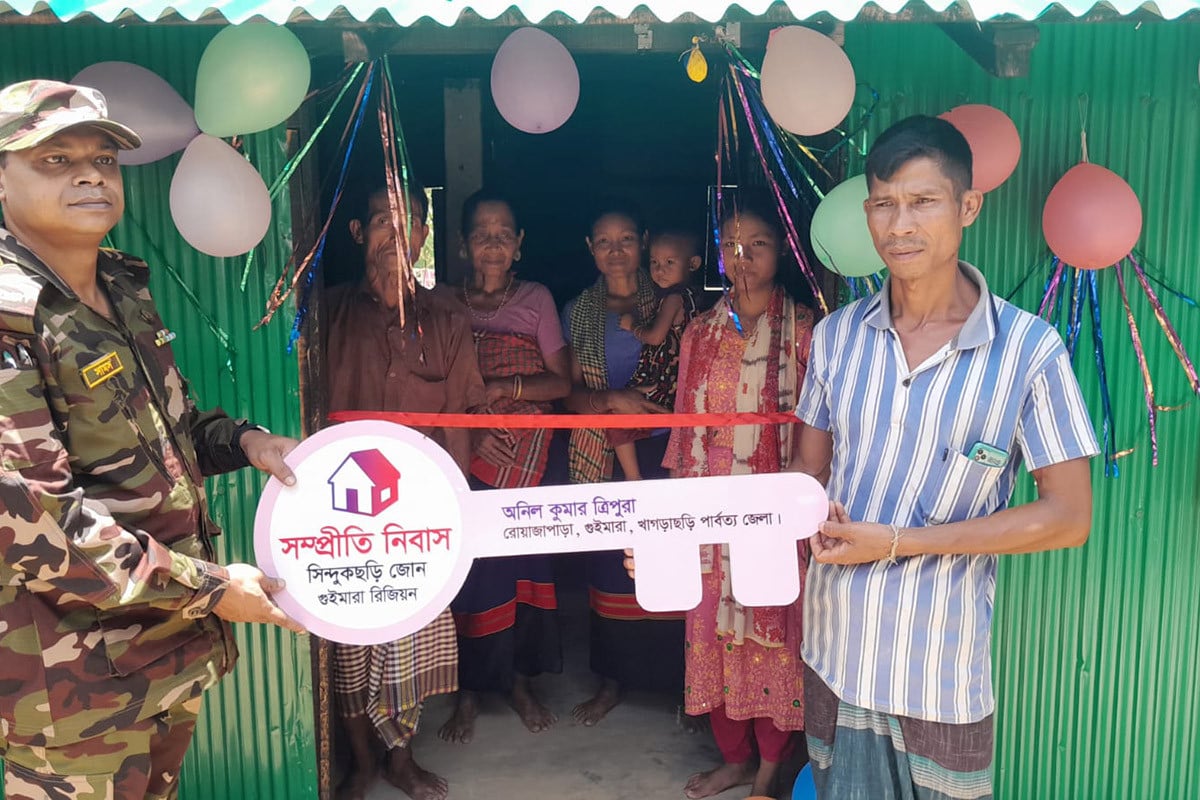 আগুনে পুড়ে যাওয়া পরিবারকে ঘর উপহার দিল সেনাবাহিনী
