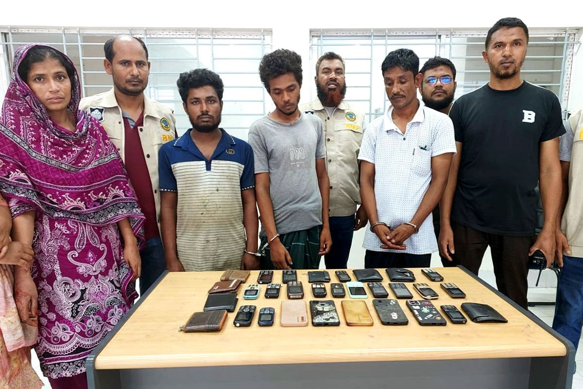 বরিশালে অজ্ঞান পার্টির ৪ সদস্য গ্রেফতার, ১৭টি মোবাইল উদ্ধার
