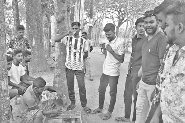 গরমে বেড়েছে তালের রসের চাহিদা