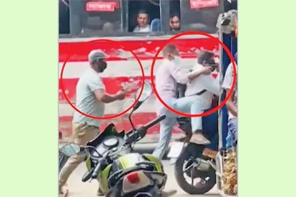 দিনদুপুরে গুলি করে ২২ লাখ টাকা ছিনতাই