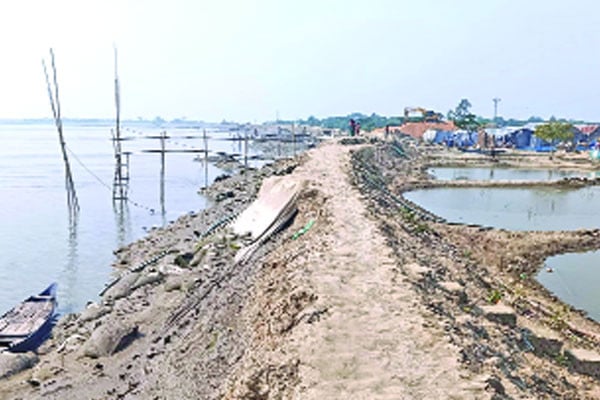 নড়বড়ে বাঁধে উৎকণ্ঠা উপকূলে