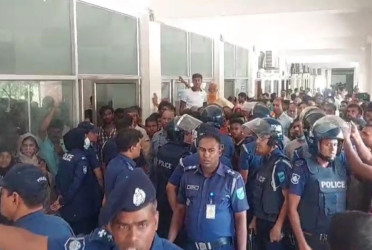 মমতাজকে লক্ষ্য করে ডিম নিক্ষেপ