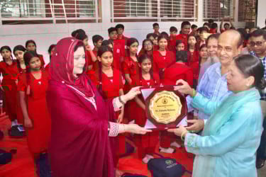 ধানমন্ডিতে ‘সুরভি’ পরিদর্শনে ডা. জুবাইদা রহমান